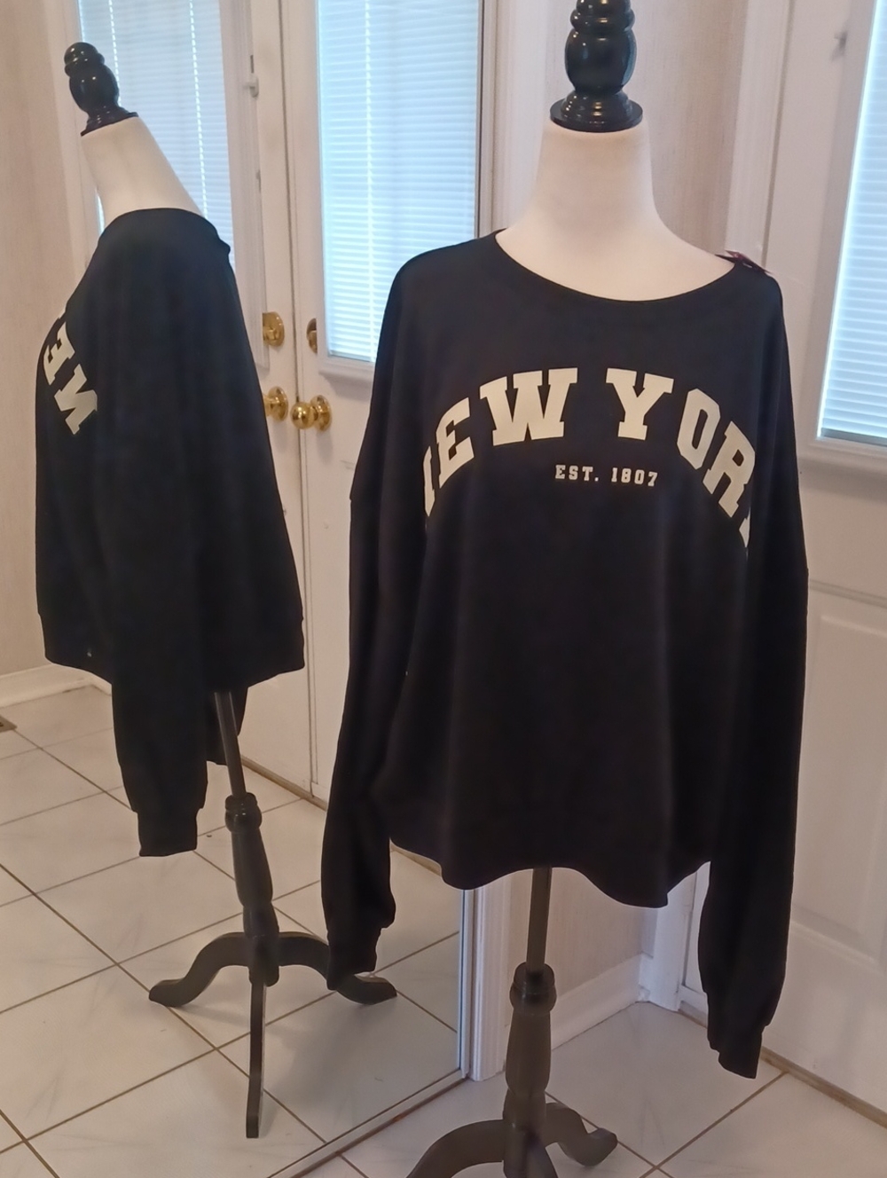 4/$80 New Black New York Graphic Sweatshirt - Size 3X